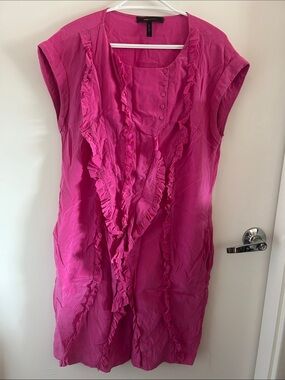 Excellent condition BCBGMaxAzria 100% silk Fuchsia Ruffled Cap-Sleeve Dress